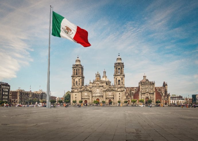 zocalo-cdmx-bandera-catedral