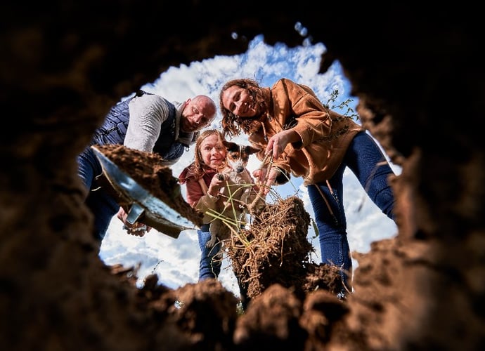 familia-plantando-arboles